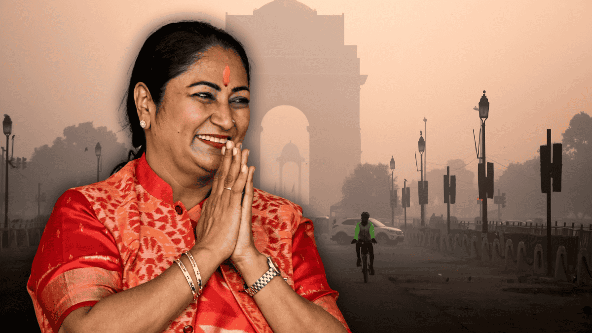 दिल्ली की CM Rekha GuPta लाल परिधान में इंडिया गेट के सामने अभिवादन मुद्रा में